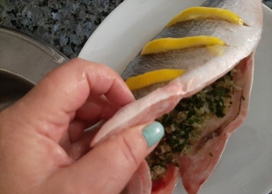 Imagen secundaria 1 - Dorada al horno con cama de patatas