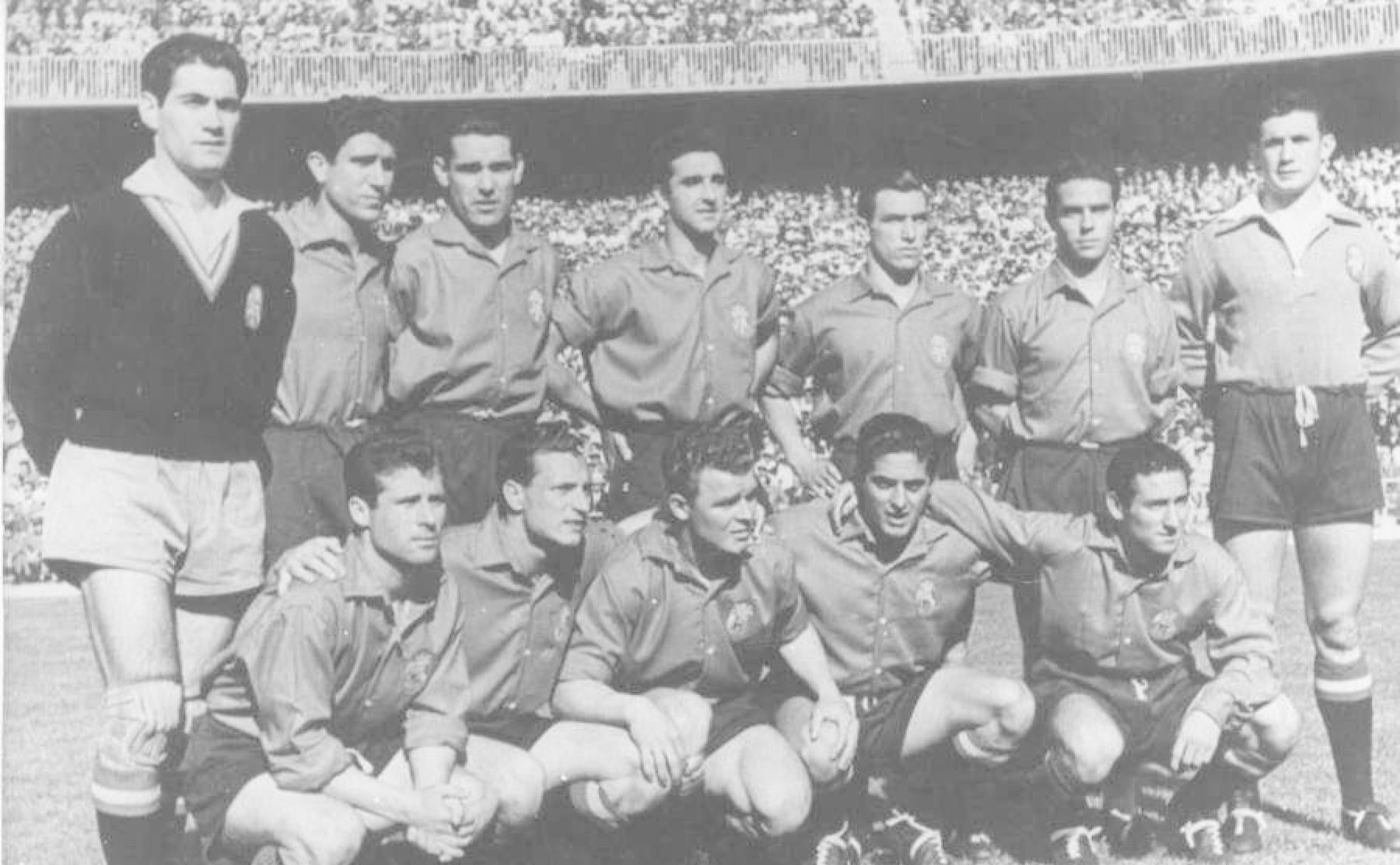 Selección española que se enfrentó a Inglaterra en Chamartín en 1955. De pie: Ramallets, Matito, Garay, Campanal, Mauri, Zárraga y Carmelo. Agachados: Mañó, Pérez Payá, Kubala, Rial y Gento.