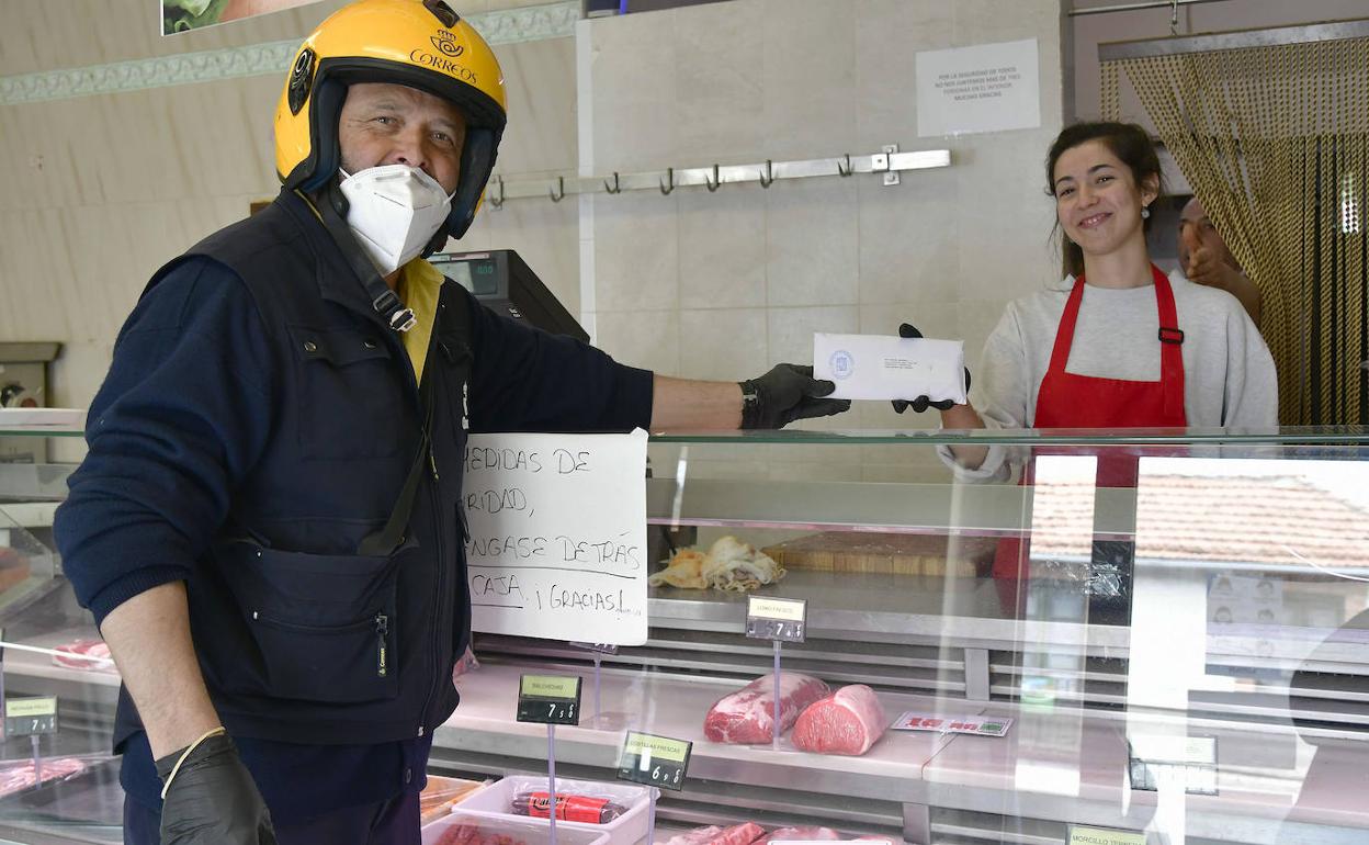 El cartero entrega un envío en mano en una carnicería de San Rafael.