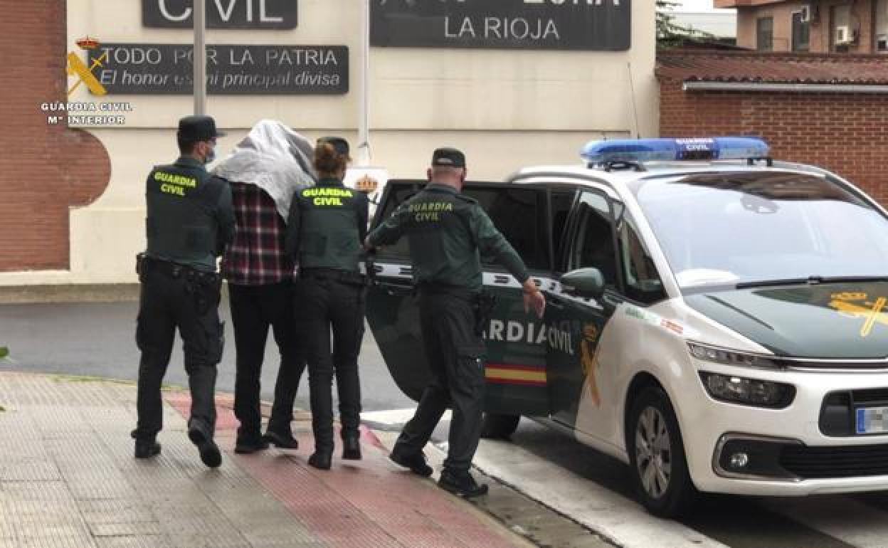 El detenido por el asesinato de un niño de 9 años en Lardero, La Rioja, es conducido por la Guardia Civil. 
