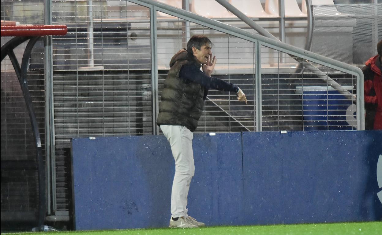 Pacheta corrige a sus jugadores bajo la lluvia de Lezama en la goleada del Amorebieta al Real Valladolid.