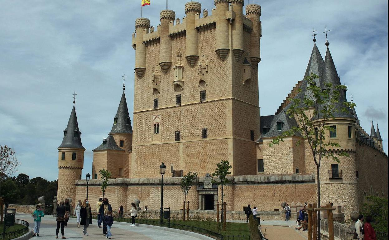 Turistas en los exteriores del Alcázar de Segovia.