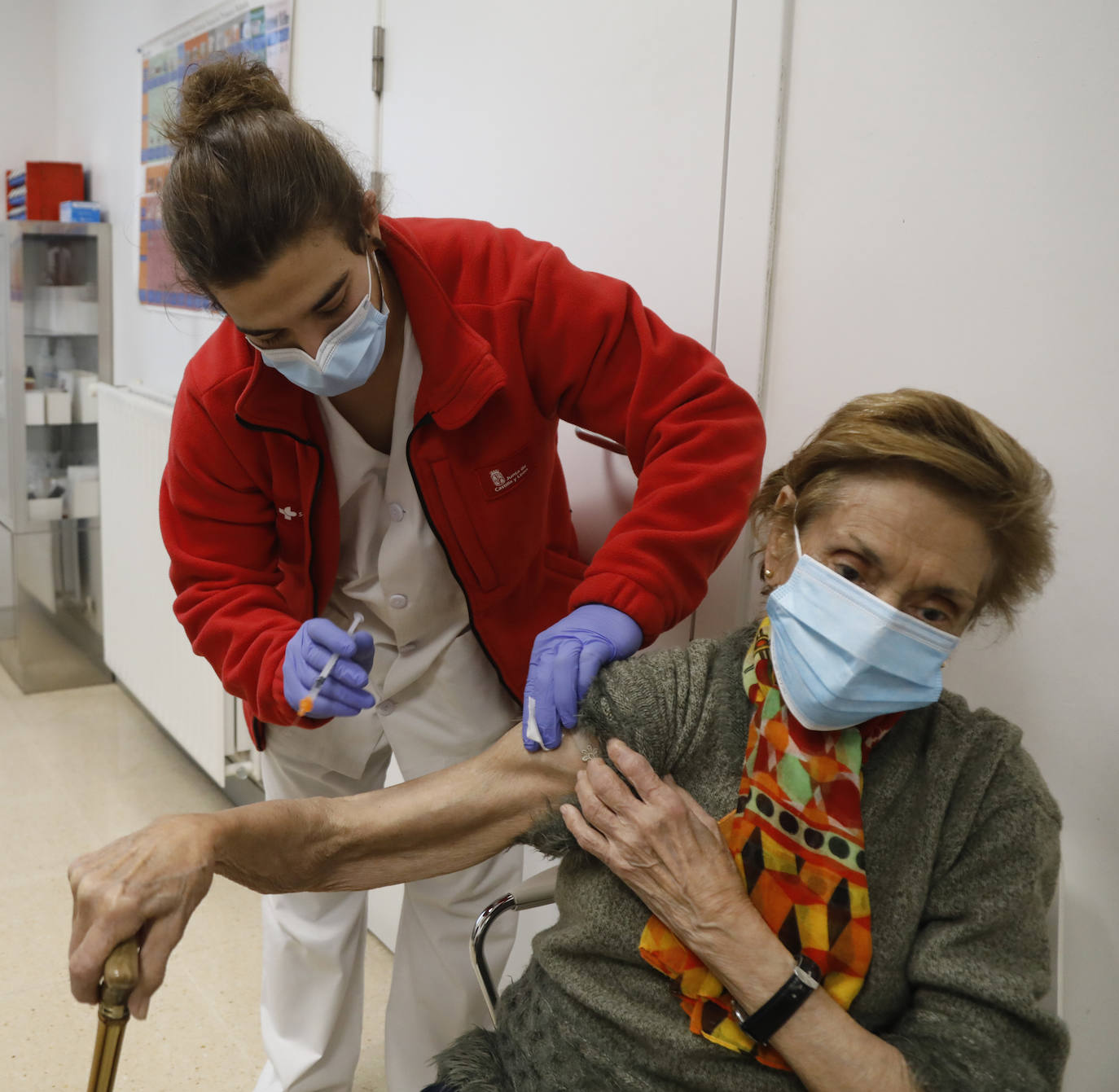 Se habilitaron dos puntos de vacunación, dentro del centro y en el aparcamiento, para los que acudían en coche. 