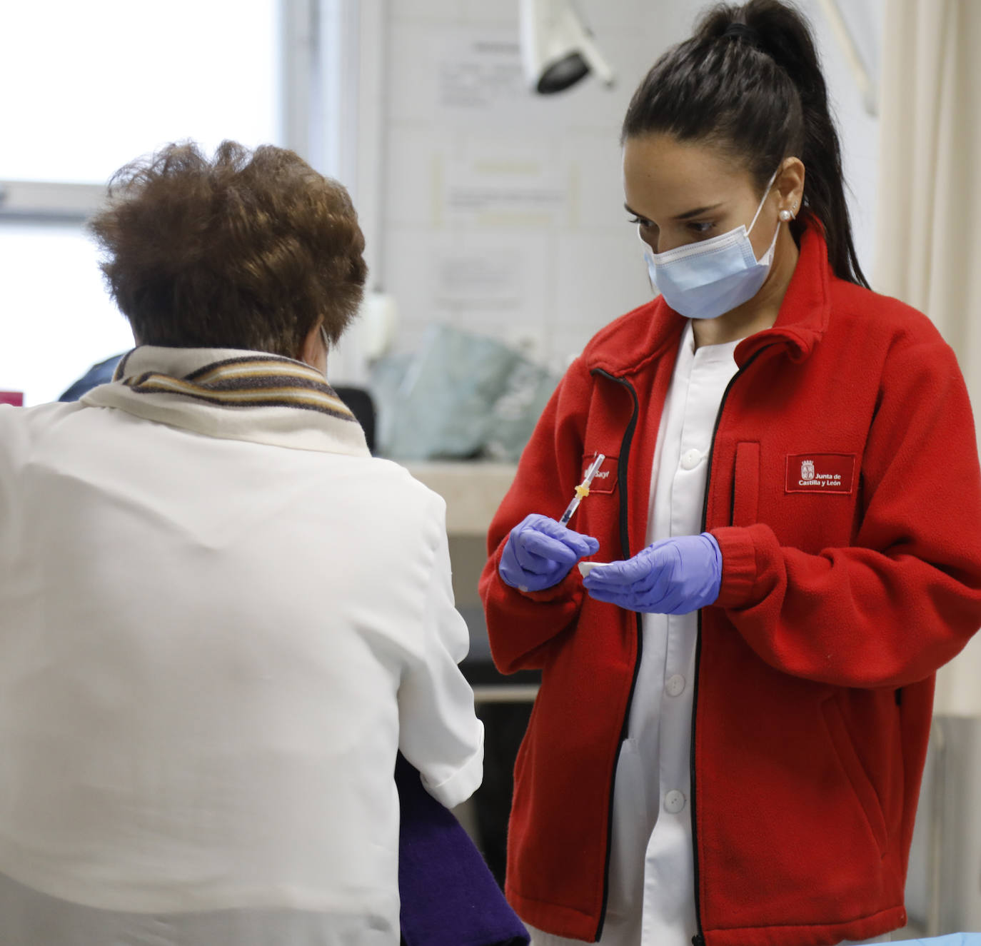 Se habilitaron dos puntos de vacunación, dentro del centro y en el aparcamiento, para los que acudían en coche. 
