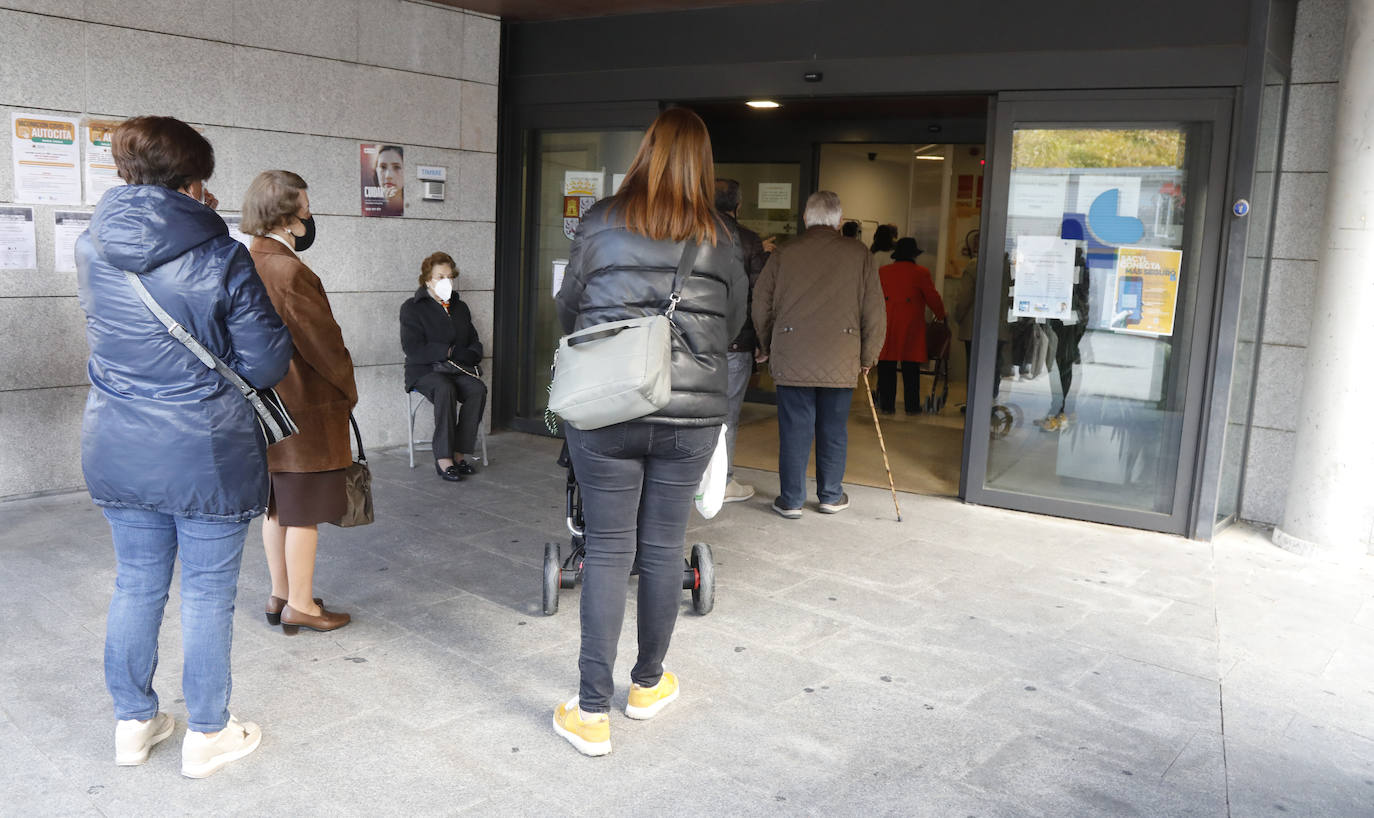 Se habilitaron dos puntos de vacunación, dentro del centro y en el aparcamiento, para los que acudían en coche. 