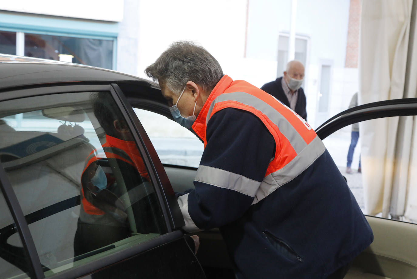 Se habilitaron dos puntos de vacunación, dentro del centro y en el aparcamiento, para los que acudían en coche. 