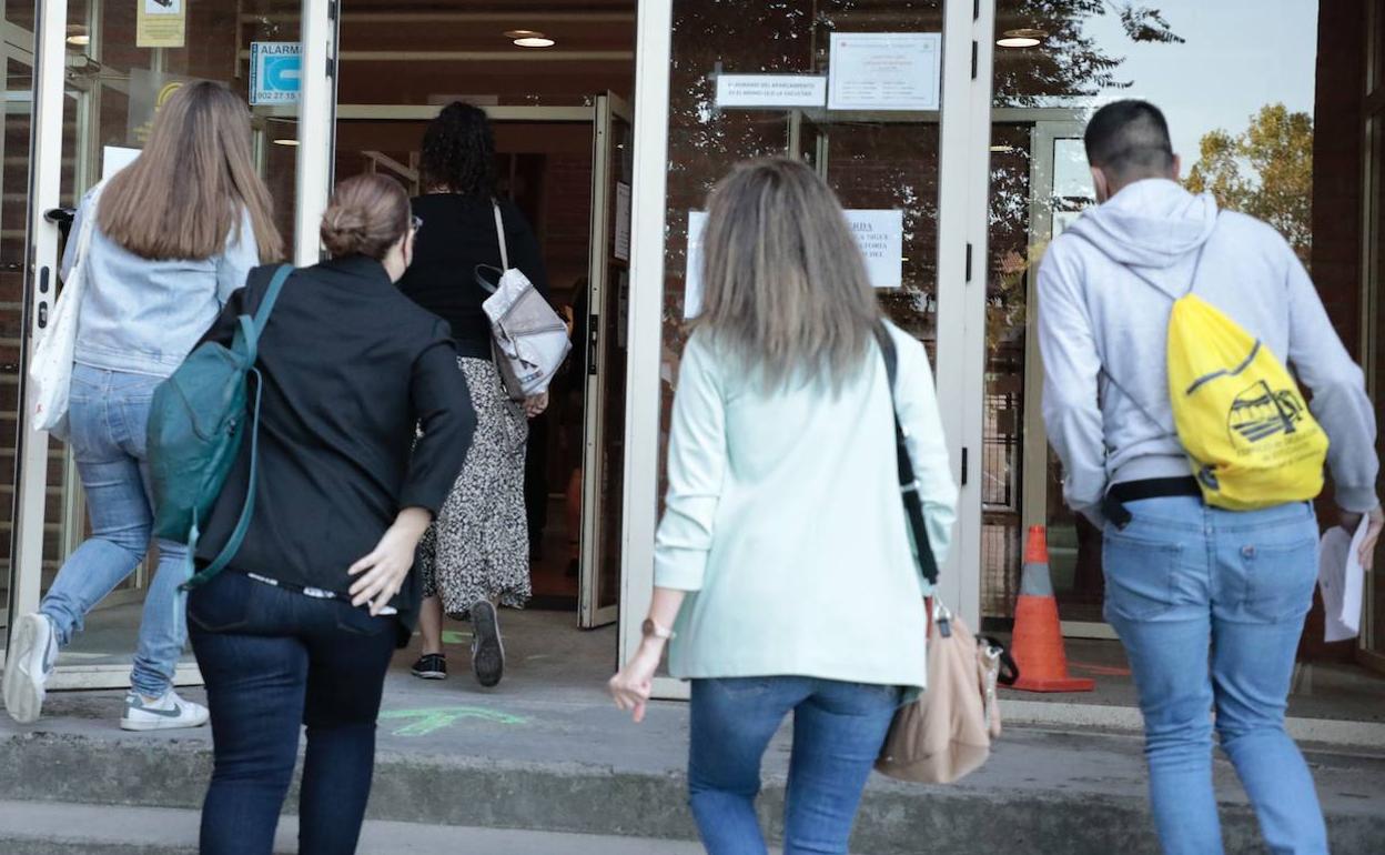 Varios opositores de una convocatoria anterior acceden a la Facultad de Económicas de la Universidad de Valladolid.