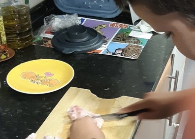 Imagen secundaria 1 - Diego elaborando su receta de alitas de pollo a la barbacoa