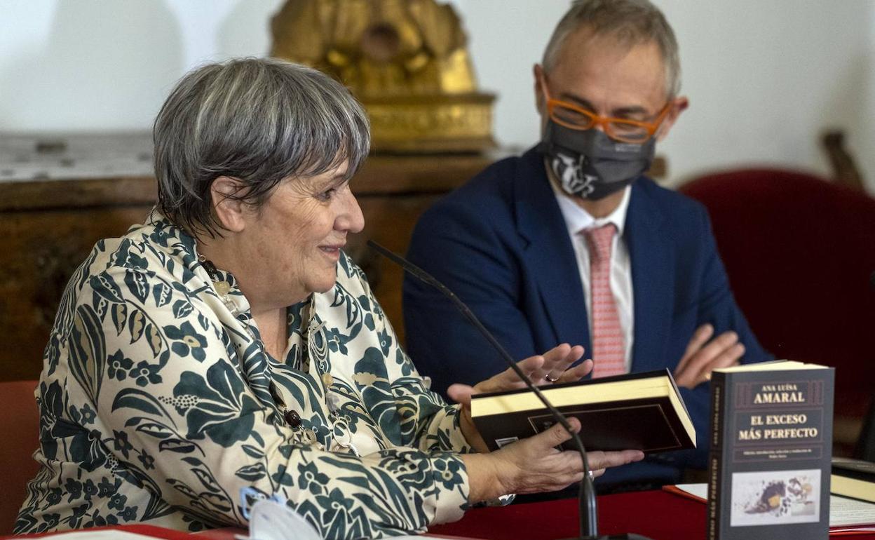 Ana Luisa Amaral, autora de 'El exceso más perfecto' junto al rector de la USAL Ricardo Rivero. 