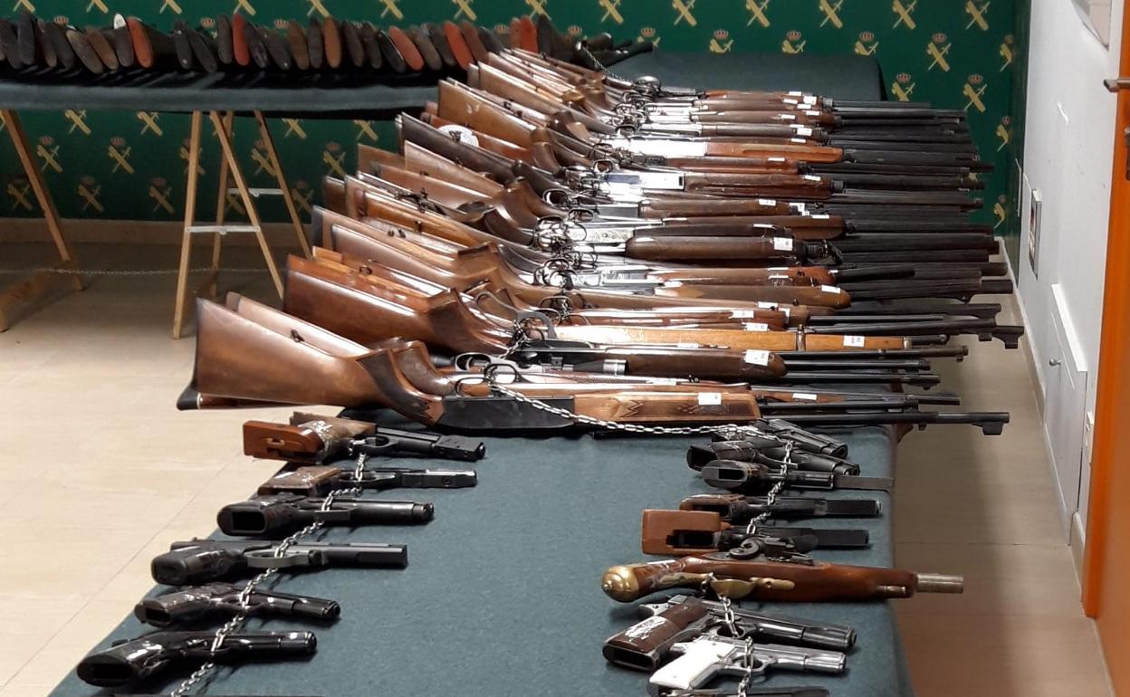 Armas expuestas para subasta. 