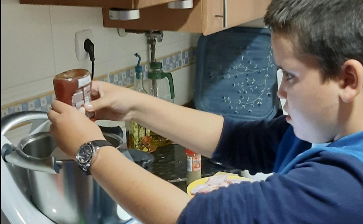 Diego en un momento de la elaboración de las alitas