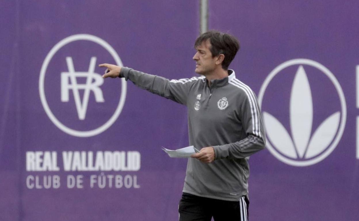 Pacheta da instrucciones a sus jugadores durante un entrenamiento en los Anexos