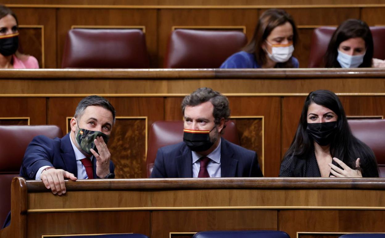 El líder de Vox, Santiago Abascal, junto al portavoz del partido en el Congreso, Iván Espinosa de los Monteros, y la secretaria general del grupo parlamentario, Macarena Olona durante un pleno del Congreso de los Diputados