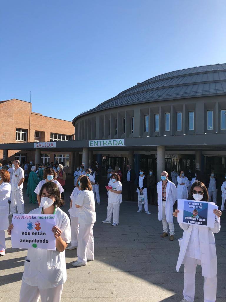 Protesta de personal sanitario a las puertas del Hospital General.