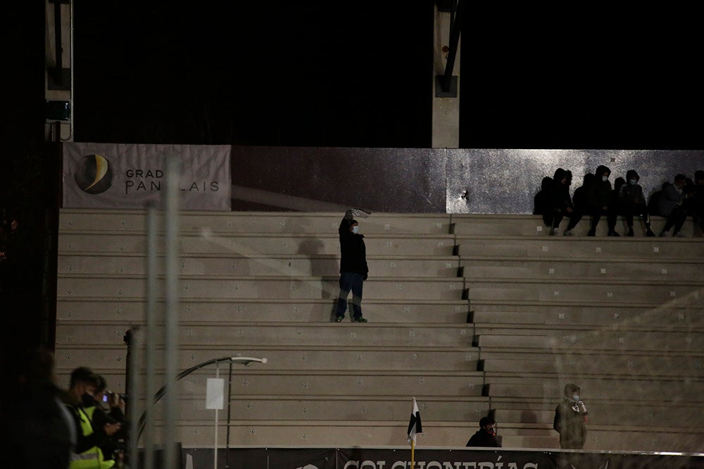 Ni el frío ni la luz ni el horario no restan apoyo en un Reina Sofía con menos gente de lo habitual pero con buen ambiente