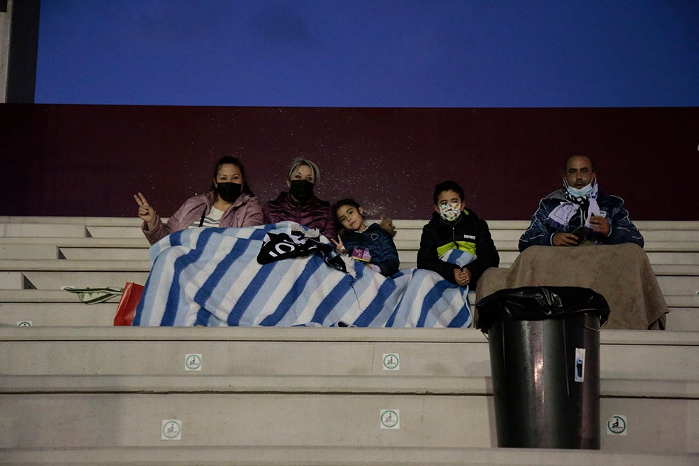 Ni el frío ni la luz ni el horario no restan apoyo en un Reina Sofía con menos gente de lo habitual pero con buen ambiente