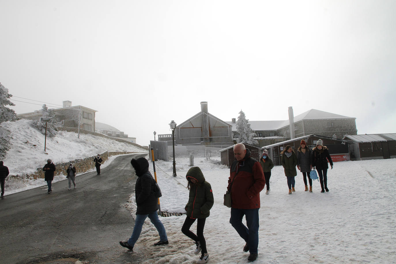 Turistas se hacen fotos en Navacerrada este sábado con las primera nevada. 