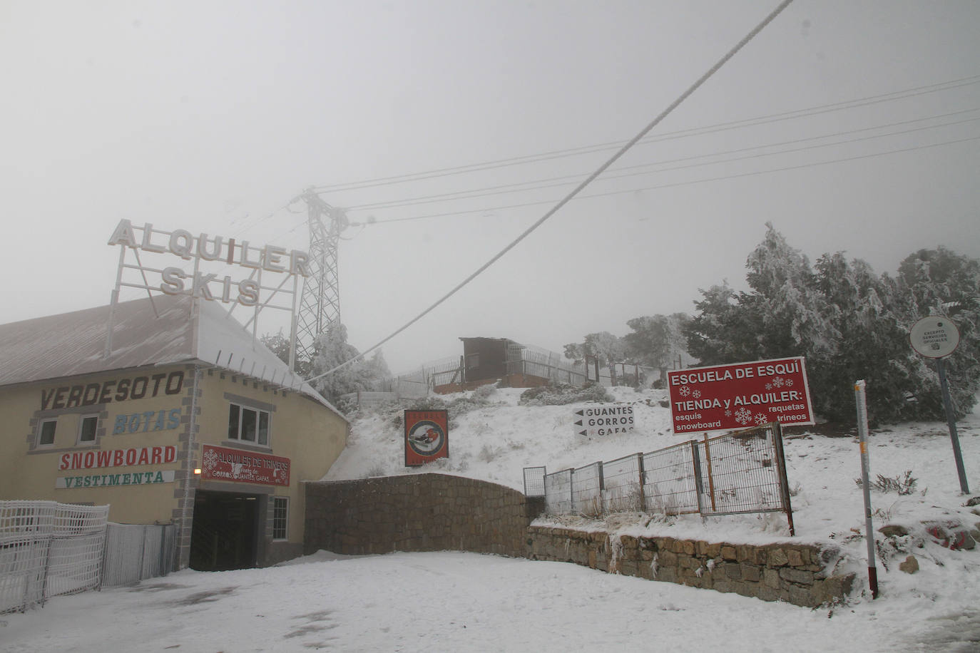 Turistas se hacen fotos en Navacerrada este sábado con las primera nevada. 