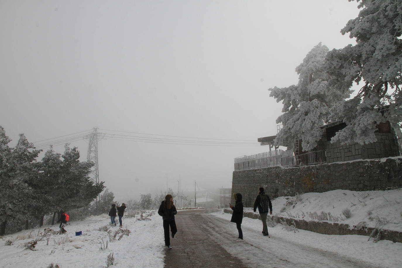 Turistas se hacen fotos en Navacerrada este sábado con las primera nevada. 