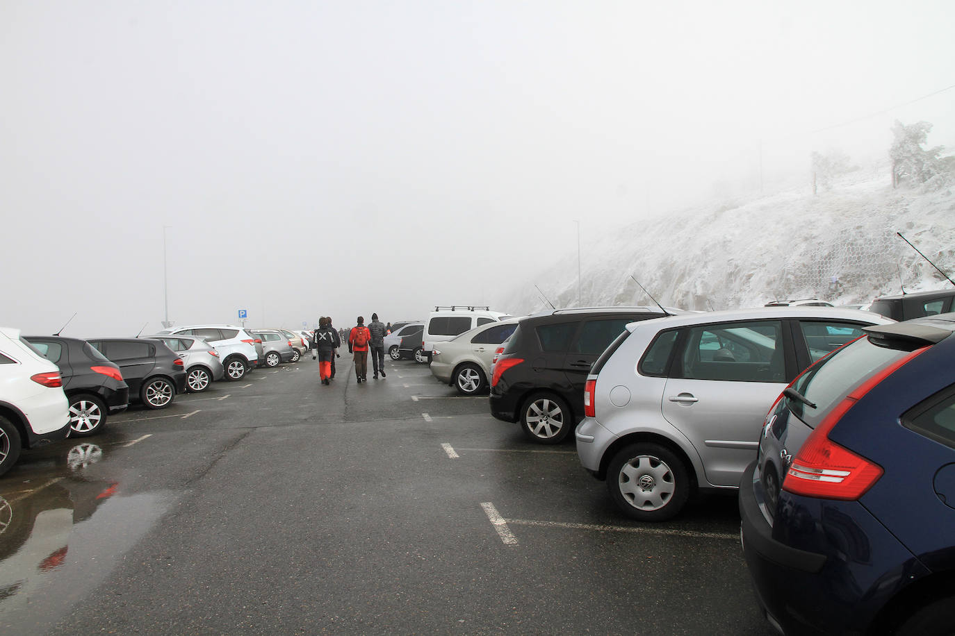 Turistas se hacen fotos en Navacerrada este sábado con las primera nevada. 