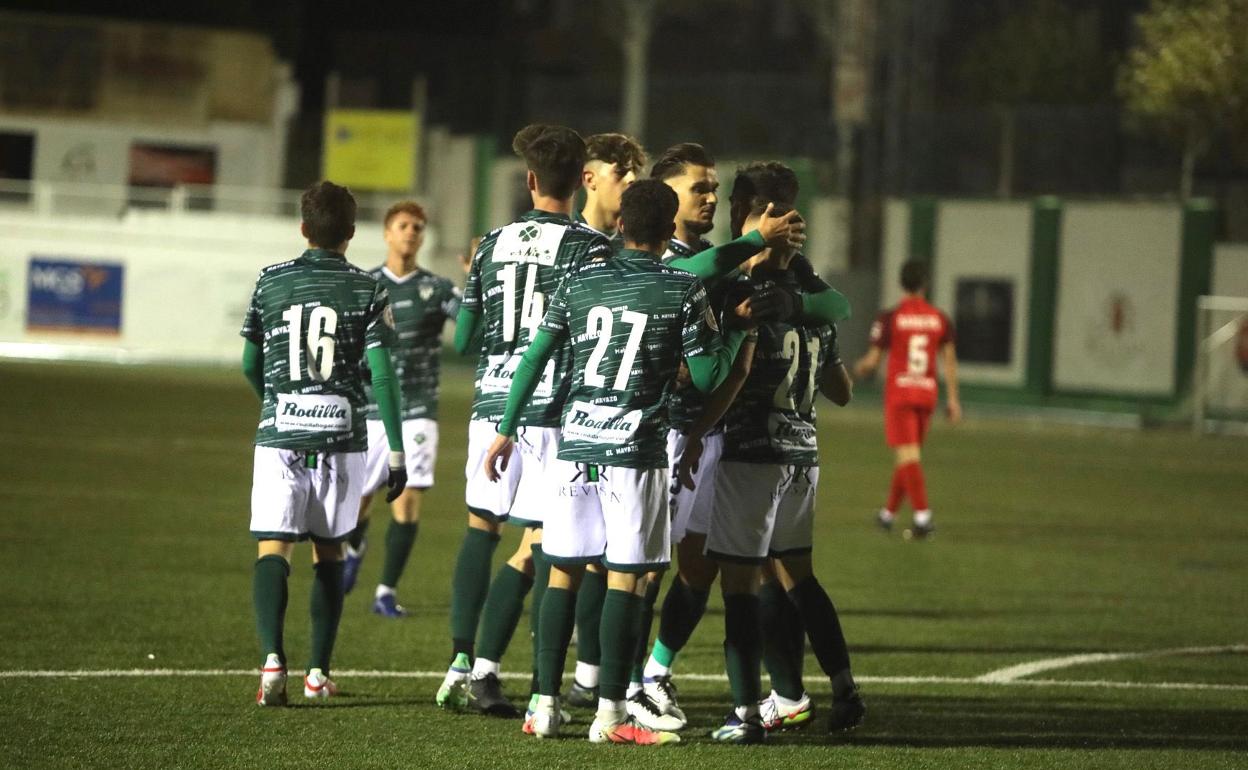 El CD Guijuelo golea a la UD Santa Marta en el derbi y duerme líder de la Tercera RFEF (5-0)