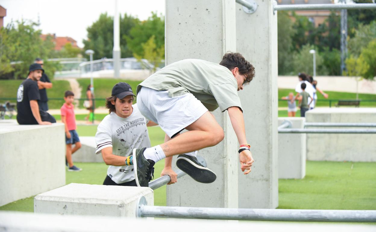 Unos jóvenes practican 'parkour' en la nueva pista de Arturo Eyries.