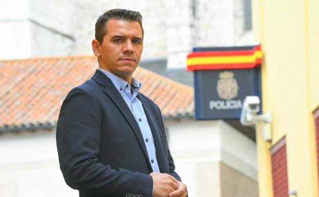 El nuevo secretario general de Jupol posa junto a la Comisaría de San pablo de Valladolid.