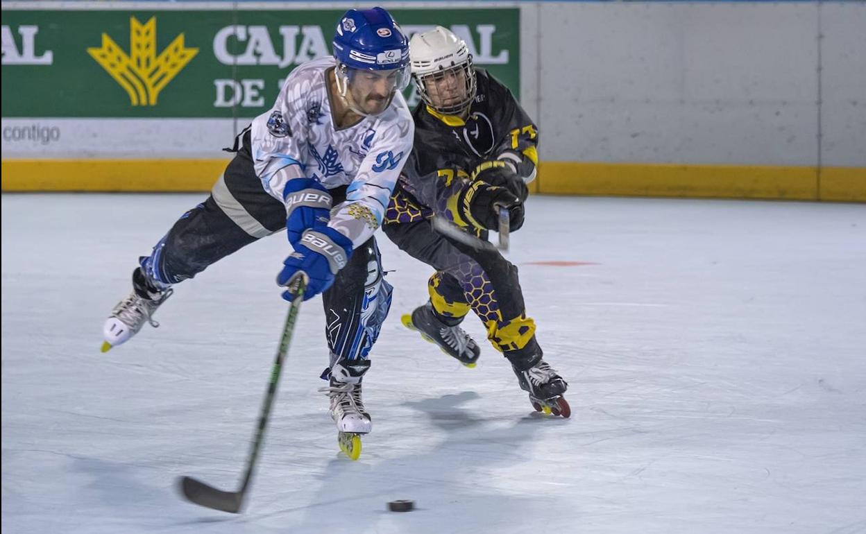 Un jugador del CPLV intenta avnazar ante la presión del defensor del Castellbisbal