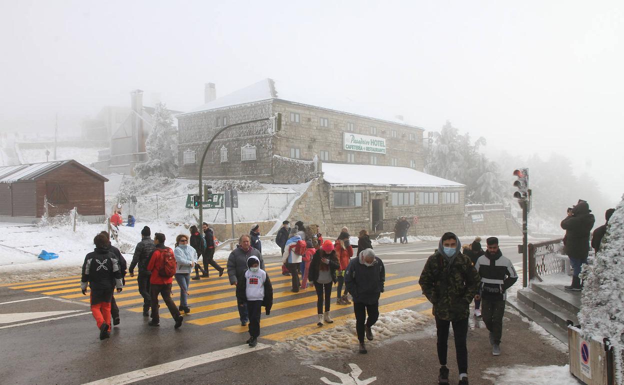 Grupo de visitantes que este sábado se han acercado al puerto de Navacerrada. 