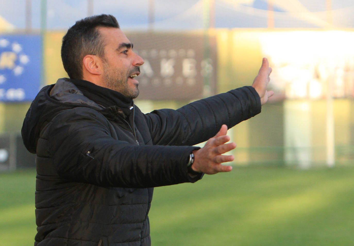 Jugadores de la Gimnástica y del Móstoles forcejean en el saque de un balón parado. 