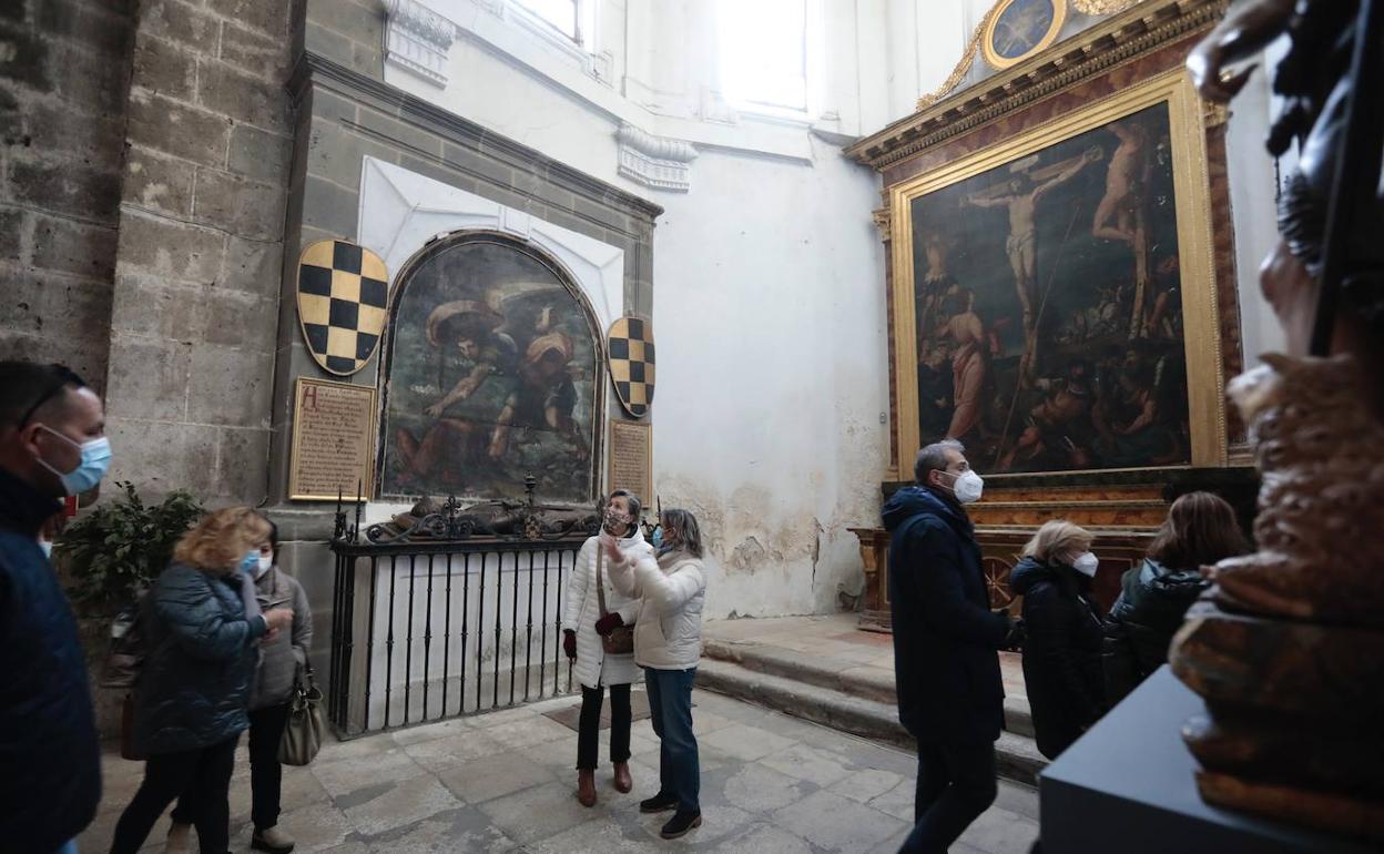 Visitantes en el ábside donde se sitúa el sepulcro del Conde Ansúrez.