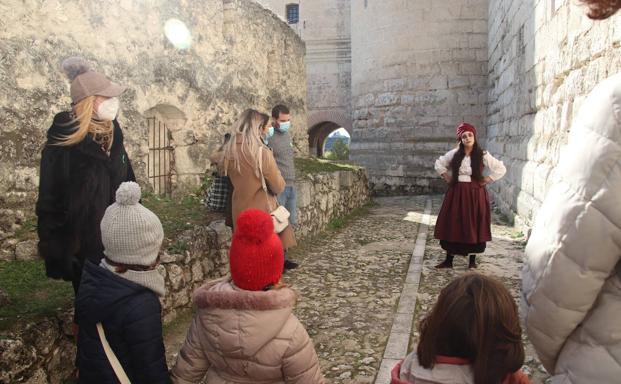 Otro personales, Catalina 'la baratilla', da la bienvenida a los visitantes. 