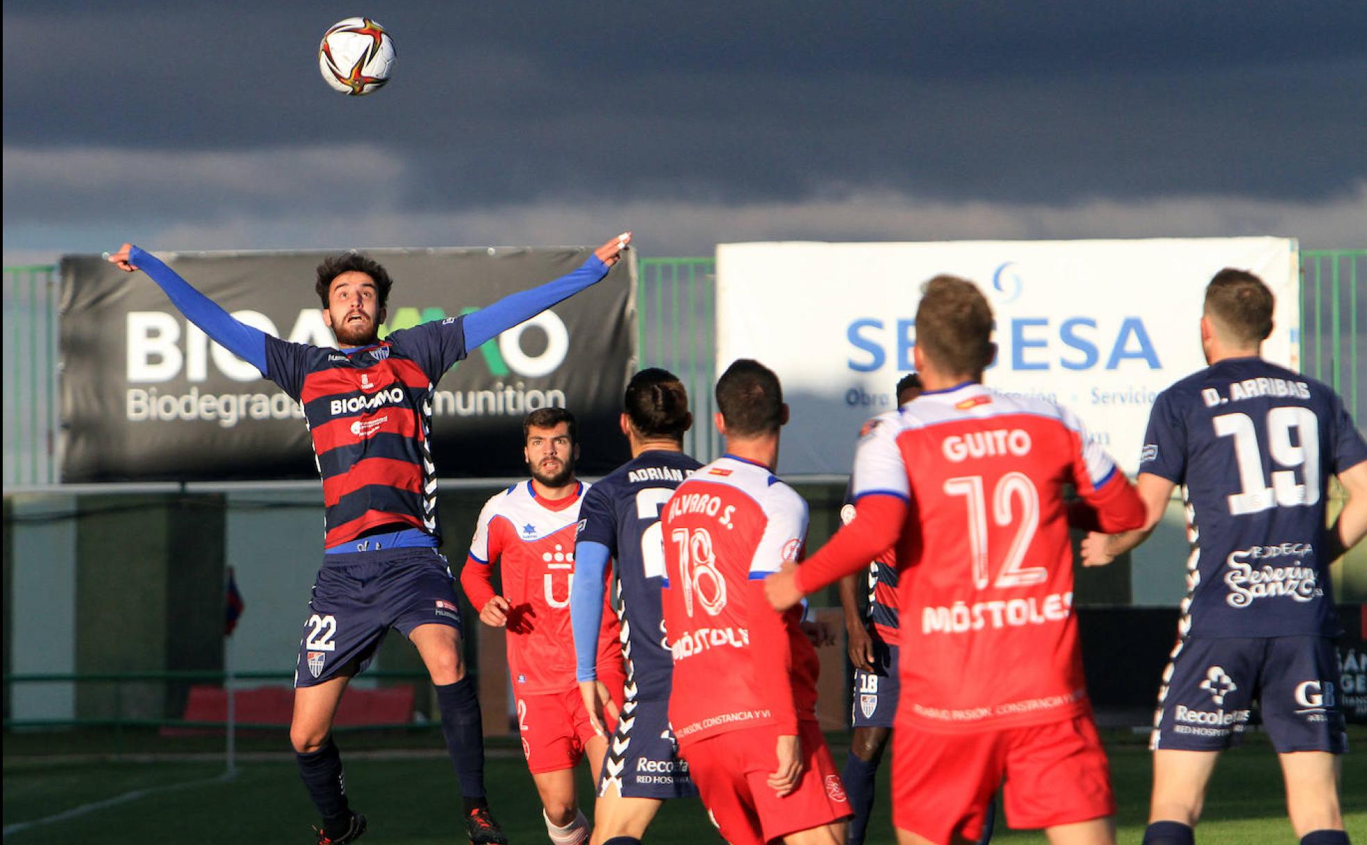 Juan de la Mata se eleva para cabecear un balón en el partido de este domingo entre la Gimnástica y el Móstoles.
