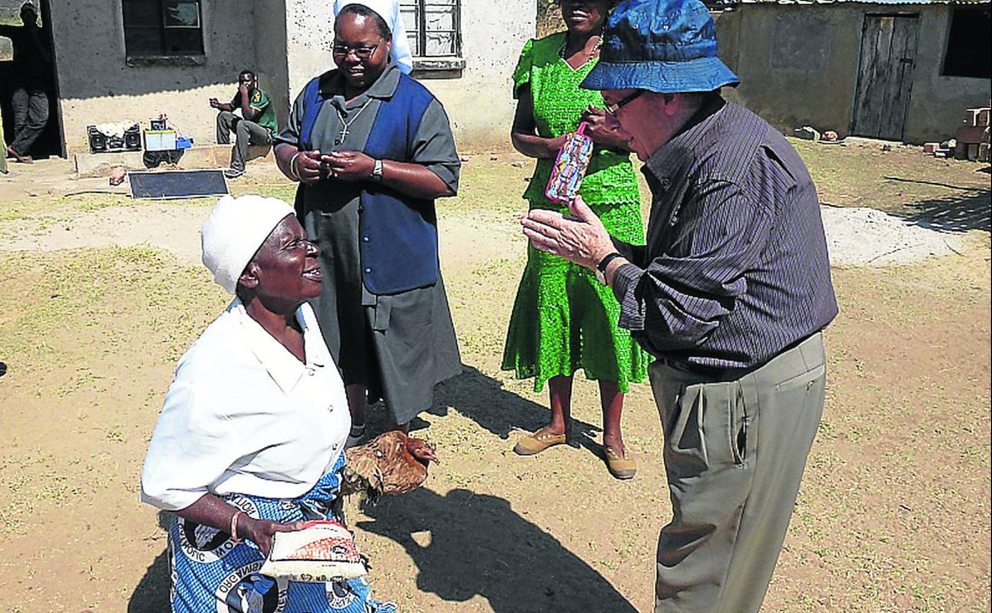 El padre Isaac Benito habla con unas mujeres en la misión que realizó en Zimbabue. 