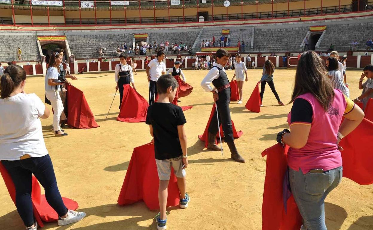Unos jóvenes aprenden unos pases toreros gracias a la Fundación Víctor Barrio en un anterior actividad. 