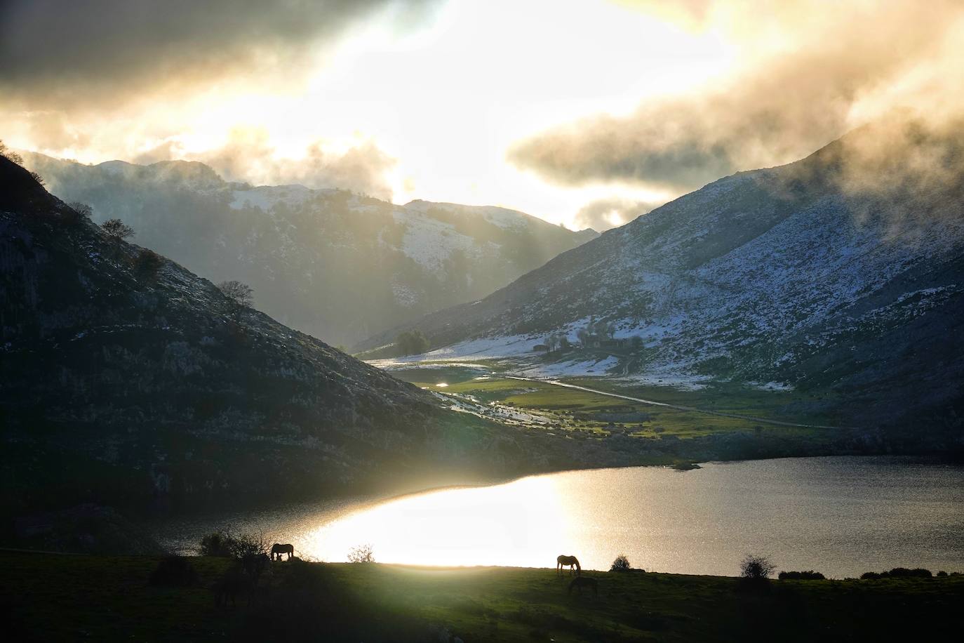 Con las primeras nieves, la zona de los Lagos de Covadonga ofrece un impresionante espectáculo este fin de semana. Así lo reflejan las imágenes captadas por el fotógrafo Xuan Cueto