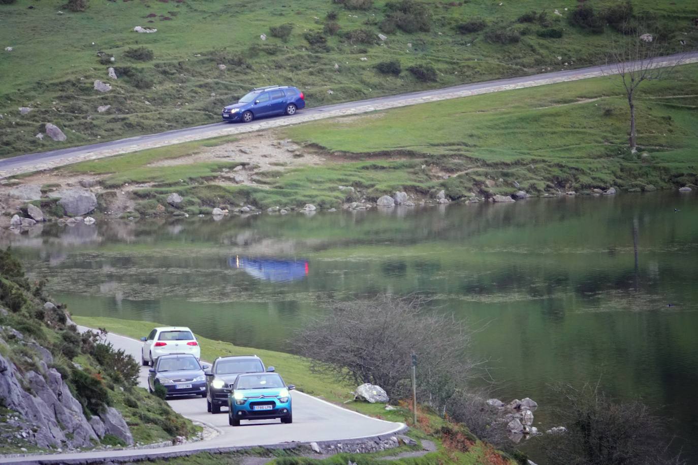 Con las primeras nieves, la zona de los Lagos de Covadonga ofrece un impresionante espectáculo este fin de semana. Así lo reflejan las imágenes captadas por el fotógrafo Xuan Cueto