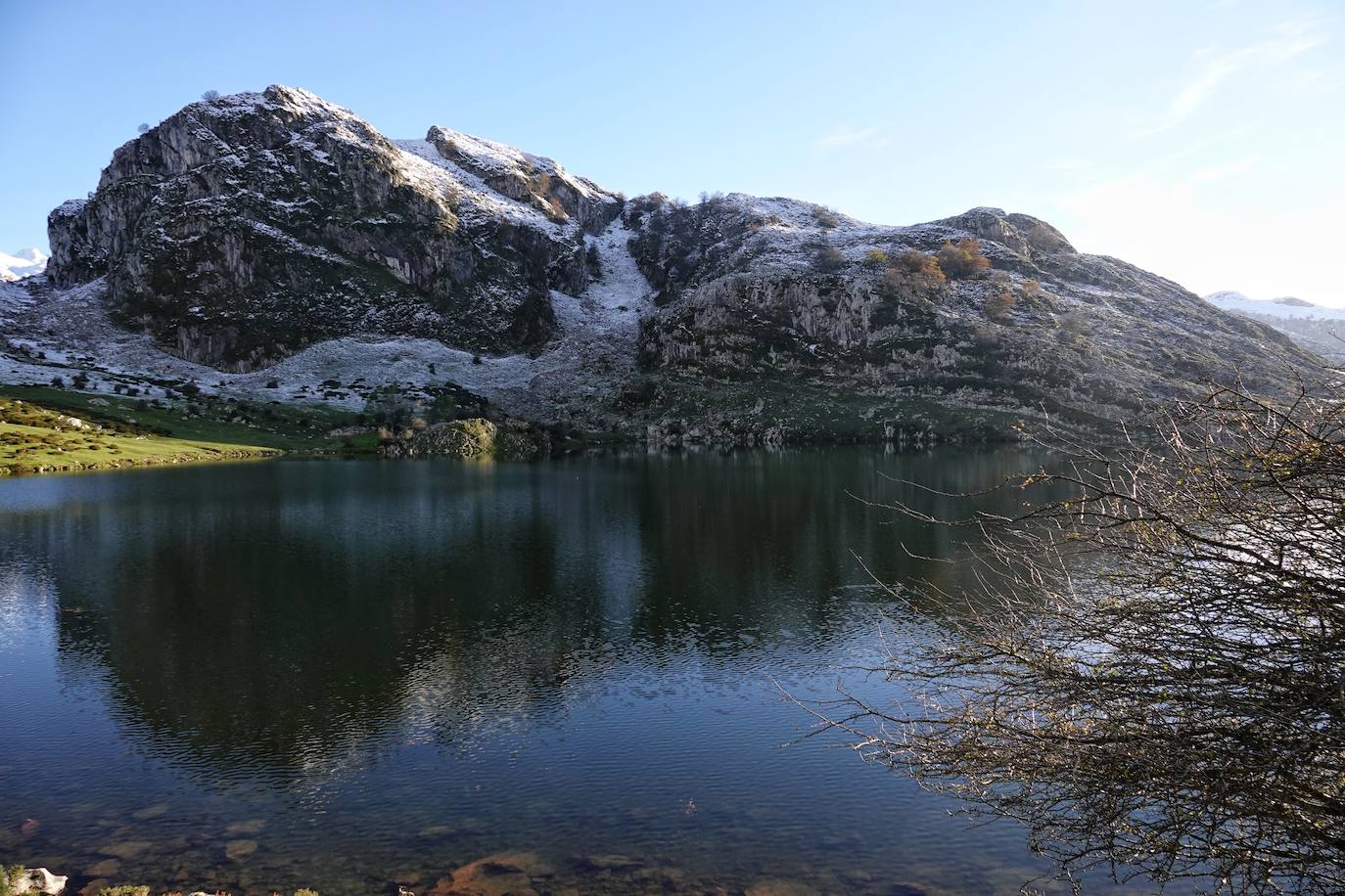 Con las primeras nieves, la zona de los Lagos de Covadonga ofrece un impresionante espectáculo este fin de semana. Así lo reflejan las imágenes captadas por el fotógrafo Xuan Cueto