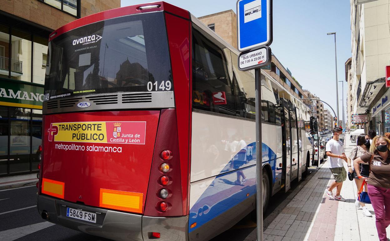 Un autobús del servicio metropolitano de Salamanca.