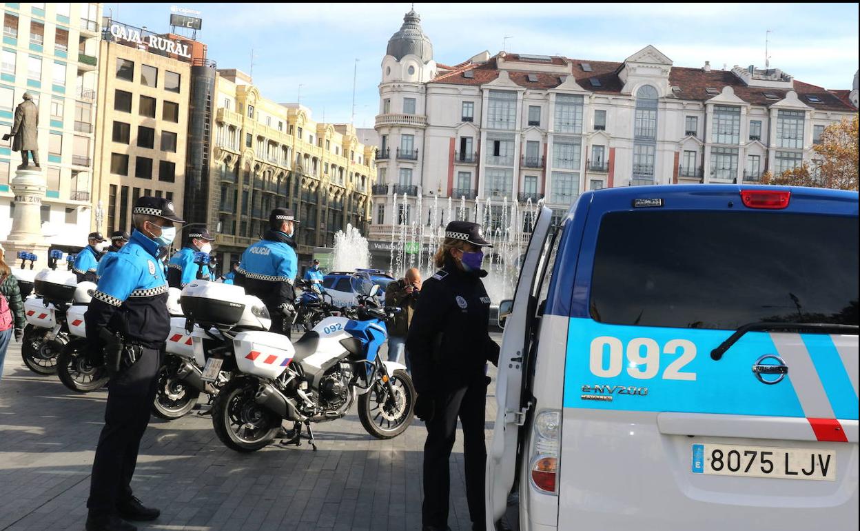 Imagen de archivo de una presentación de patrullas policiales ante la fuente de la plaza de Zorrilla. 