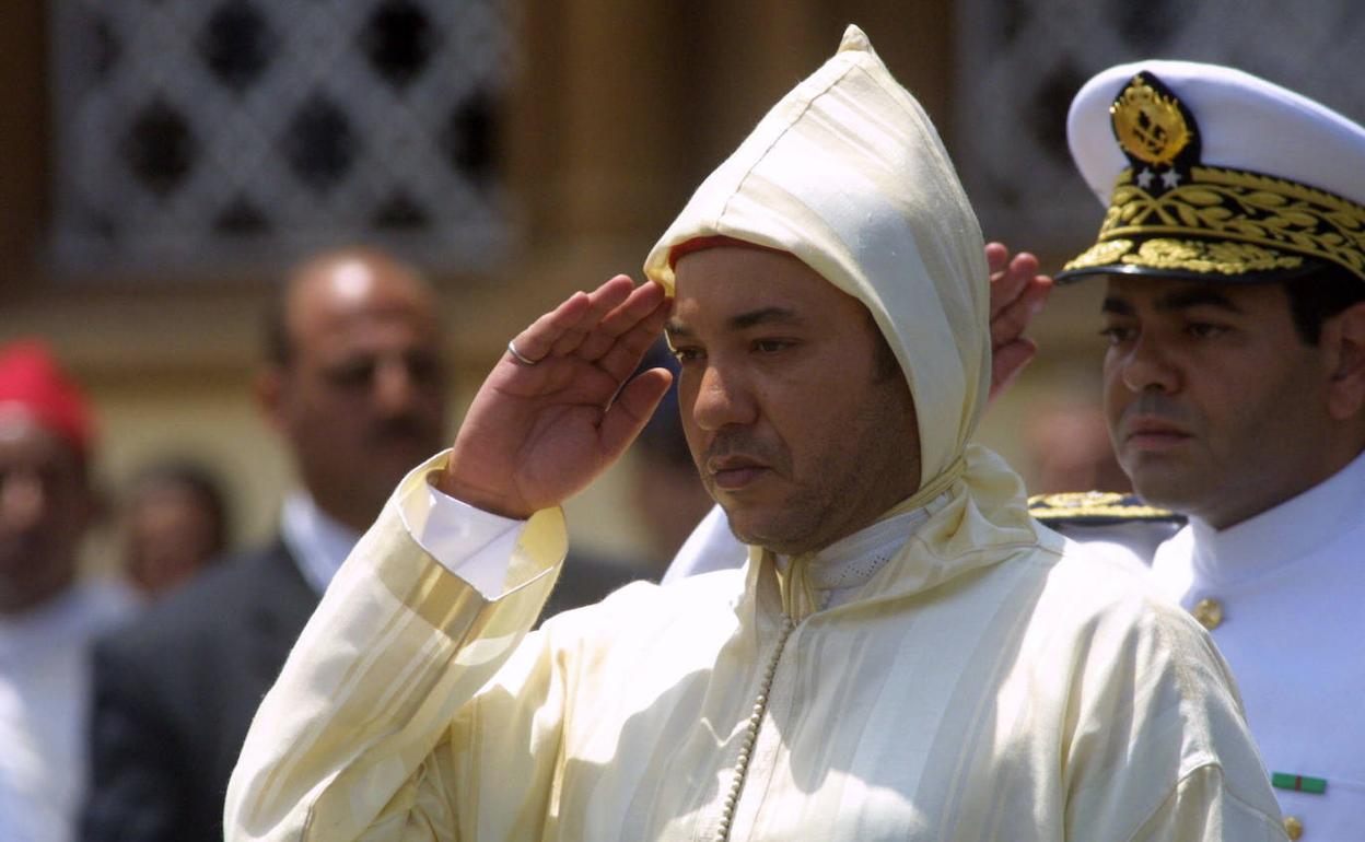 Mohamed VI hace el saludo militar durante un acto castrense.