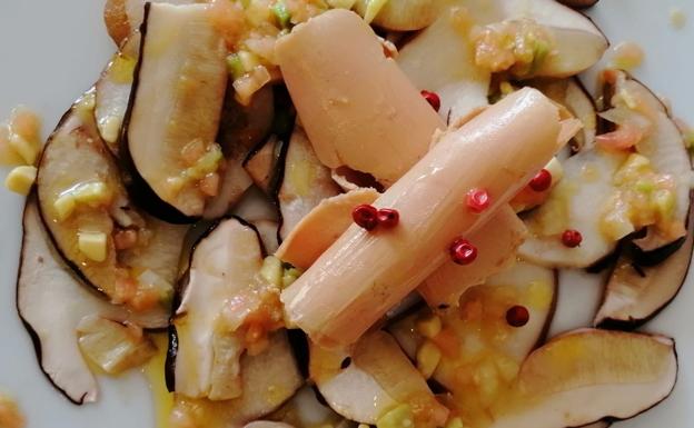 Hongos a la plancha con vinagreta de pistachos y lasquita de foie