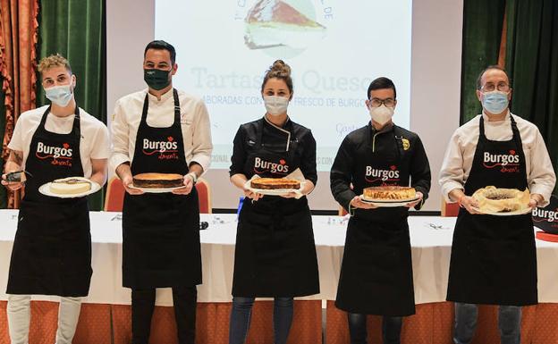 Los cinco finalistas con sus tartas de queso. 