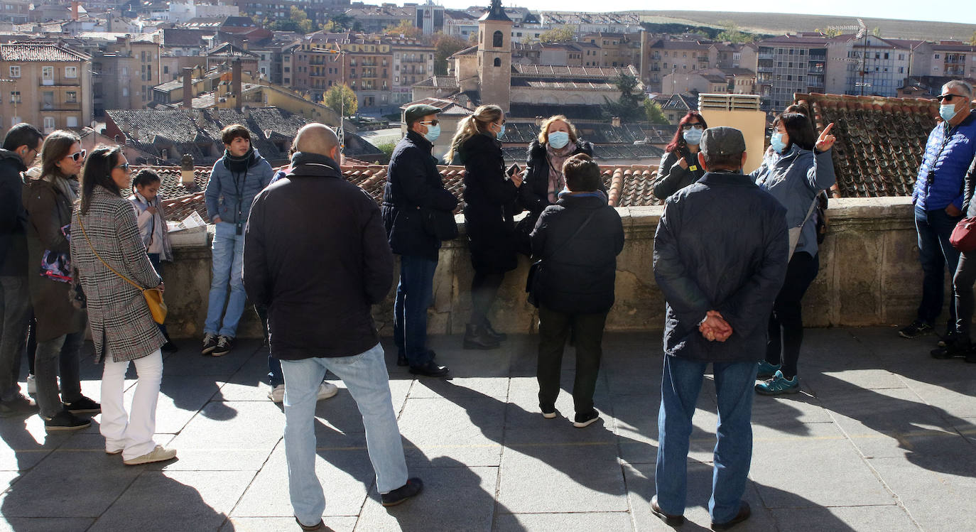 La fiesta de La Almudena en Madrid, llena las calles de Segovia 