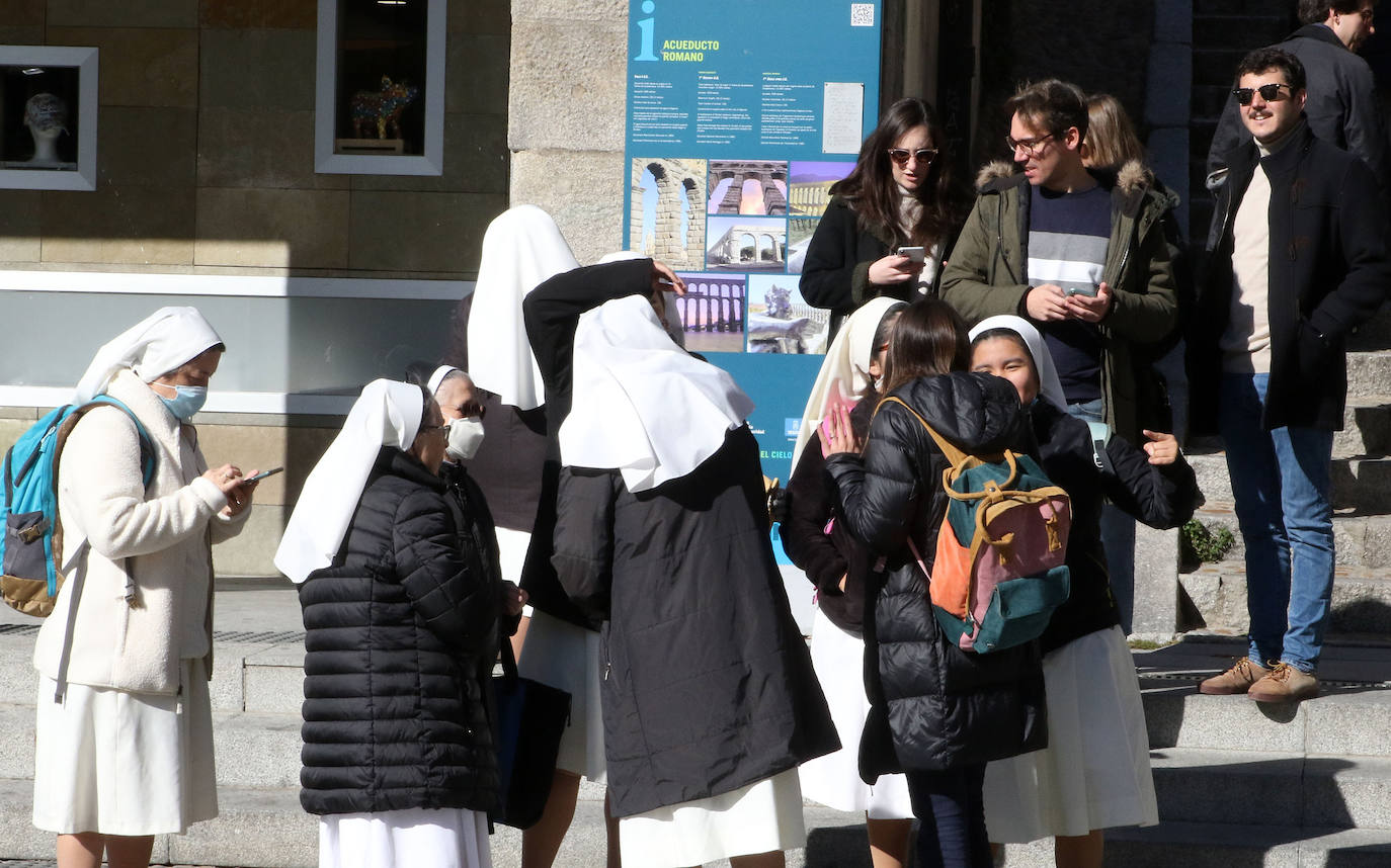 La fiesta de La Almudena en Madrid, llena las calles de Segovia 