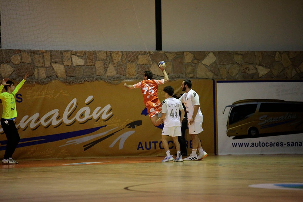 Primera derrota en casa para el BM Salamanca ante el Ademar B (30-36)