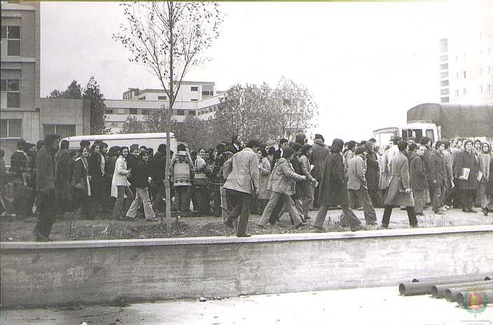 El día de la reapertura, 29 de enero de 1975, no pudo ser más conflictivo. Cuando el rector Del Sol acudió a dar clase a sus alumnos de quinto de Medicina, se encontró con el aula vacía. A la salida un grupo de estudiantes le impidió el paso. De pronto, una lluvia de huevos cayó sobre él al grito de «¡Dimisión! ¡Dimisión!»