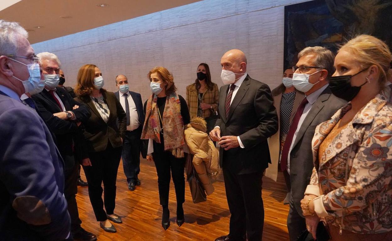 Procuradores del PP y Cs conversan con Jesús Julio Carnero antes de presentar el presupuesto de Agricultura en las Cortes.