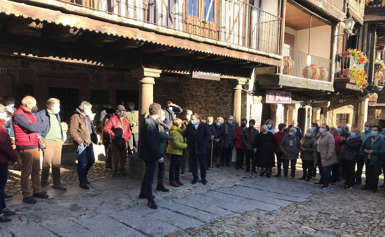 Eloy Ruiz, en la Plaza Mayor de La Alberca, con vecinos y alcaldes de la zona.