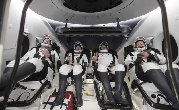 Los astronautas Thomas Pesquet, Megan McArthur, Shane Kimbrough y Aki Hoshide, dentro de la cápsula espacial ya en el barco de recuperación de SpaceX.